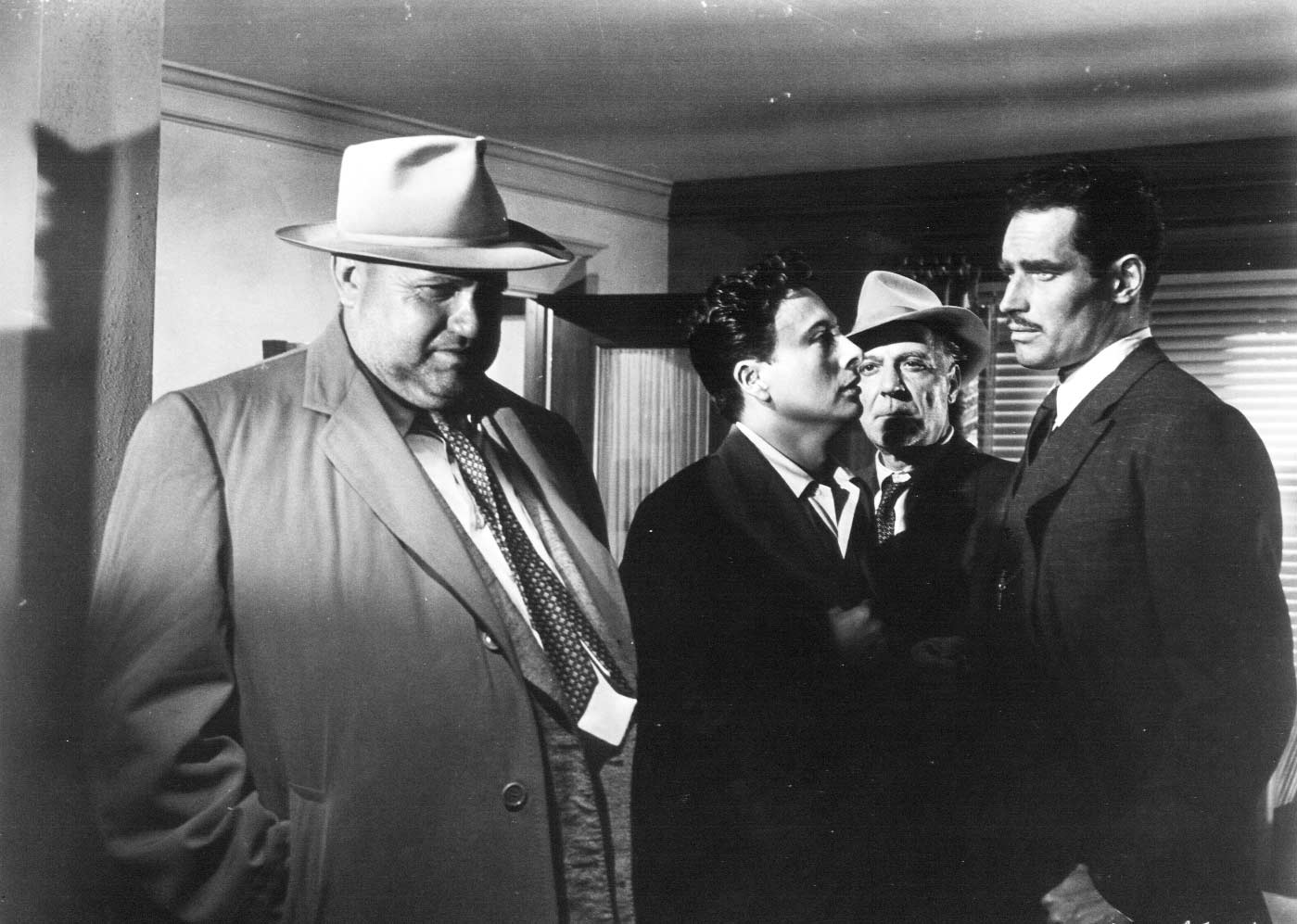 Charlton Heston, Orson Welles, Joseph Calleia, Victor Millan dans La soif du mal