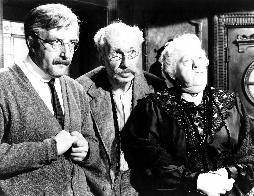 Peter Sellers, Bernard Miles, Margaret Rutherford dans Sous le plus petit chapiteau du monde