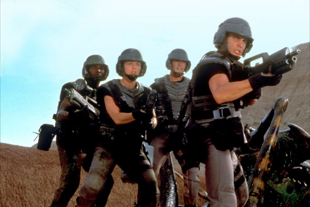 Casper Van Dien, Dina Meyer dans Starship Troopers