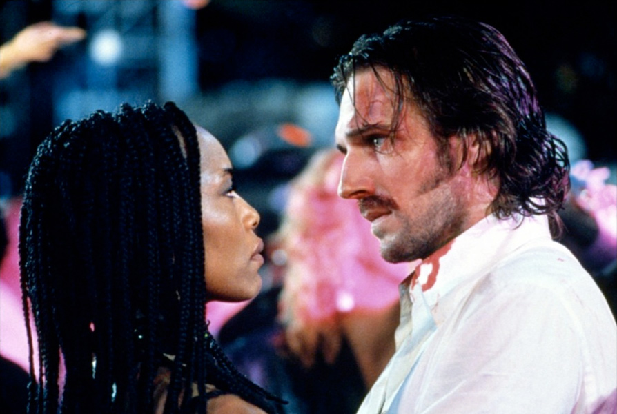 Ralph Fiennes, Angela Bassett dans Strange Days