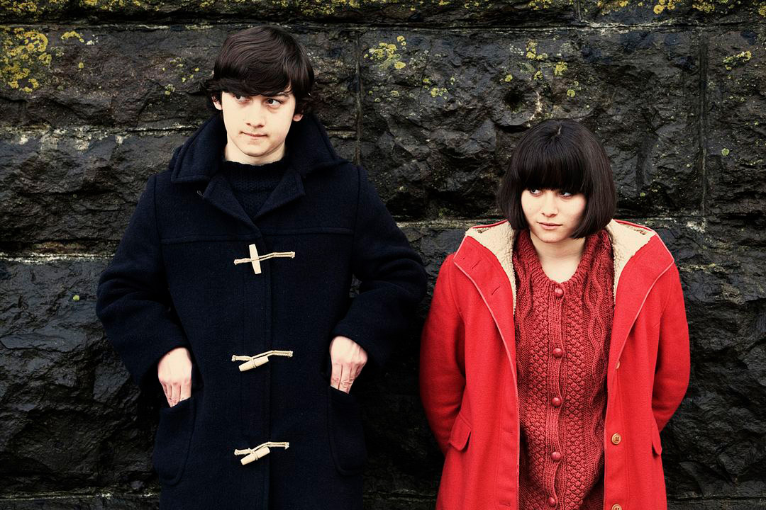 Craig Roberts, Yasmin Paige dans Submarine