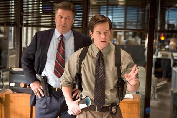 Alec Baldwin, Mark Wahlberg dans Les Infiltrés