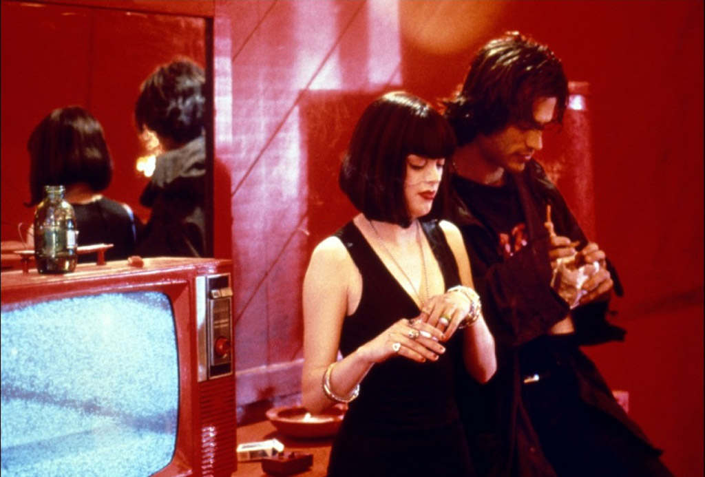 Rose McGowan, Johnathon Schaech dans The Doom Generation