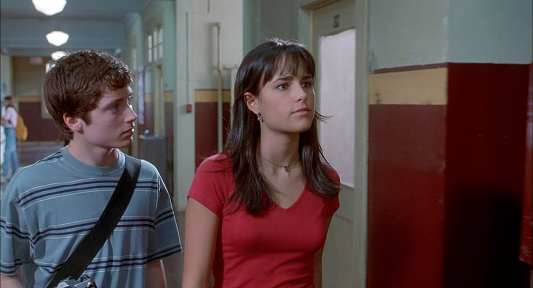 Jordana Brewster, Elijah Wood dans The Faculty