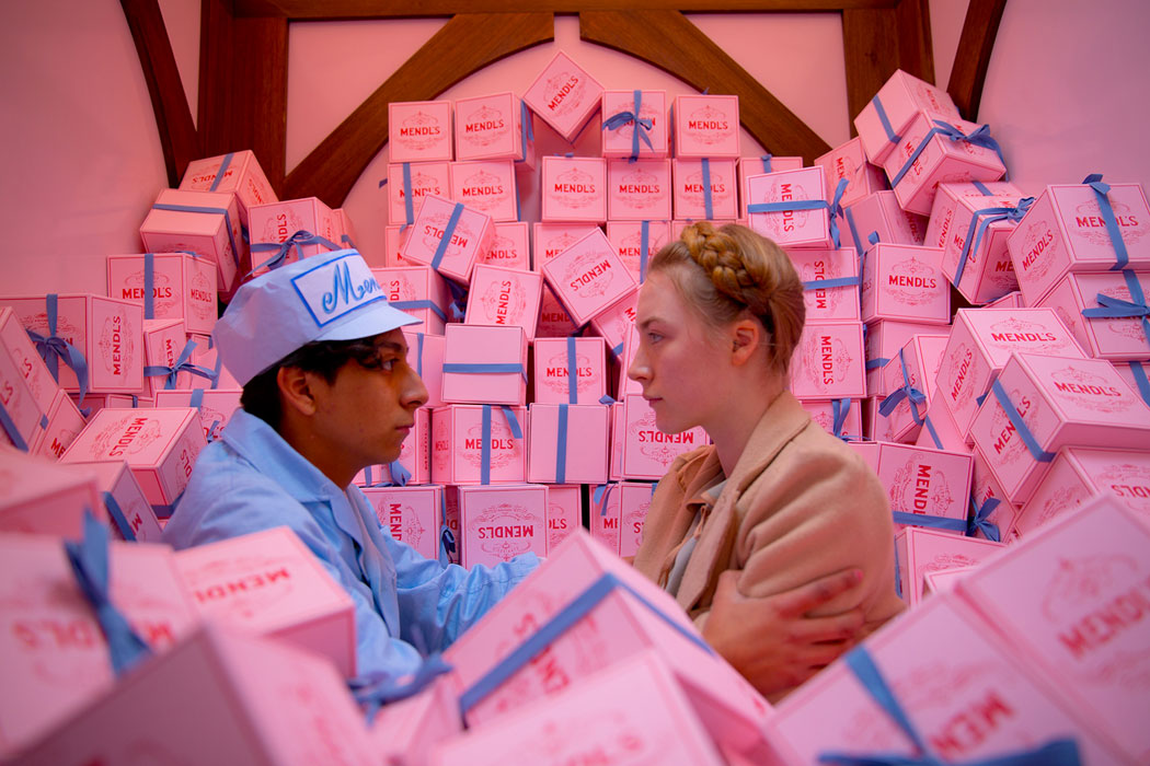 Tony Revolori, Saoirse Ronan dans The Grand Budapest Hotel