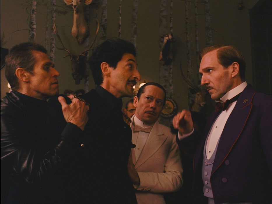 Adrien Brody, Mathieu Amalric, Ralph Fiennes, Willem Dafoe dans The Grand Budapest Hotel