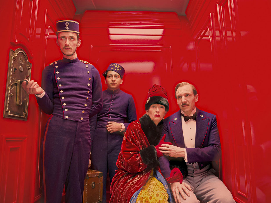 Tilda Swinton, Ralph Fiennes, Tony Revolori, Paul Schlase dans The Grand Budapest Hotel