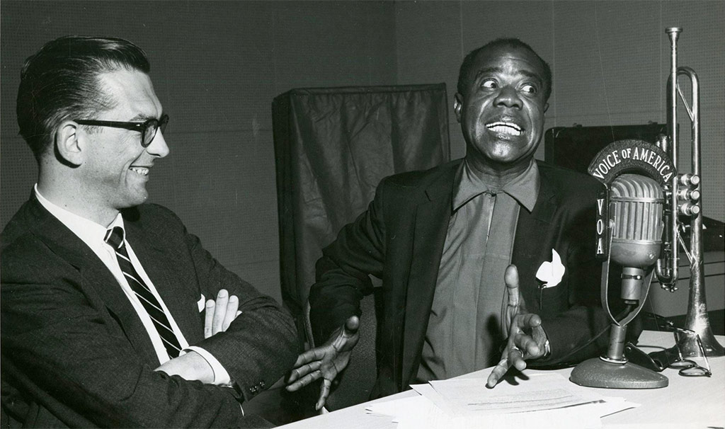 Louis Armstrong au micro de DJ Willis Conover 