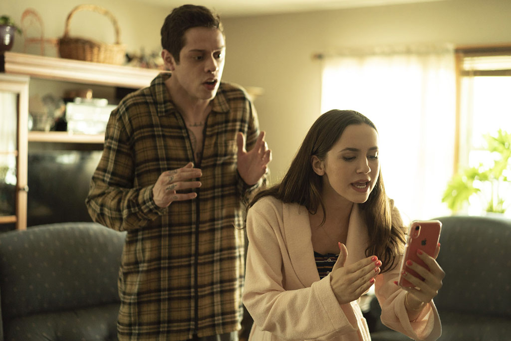 Pete Davidson, Maude Apatow dans The King of Staten island