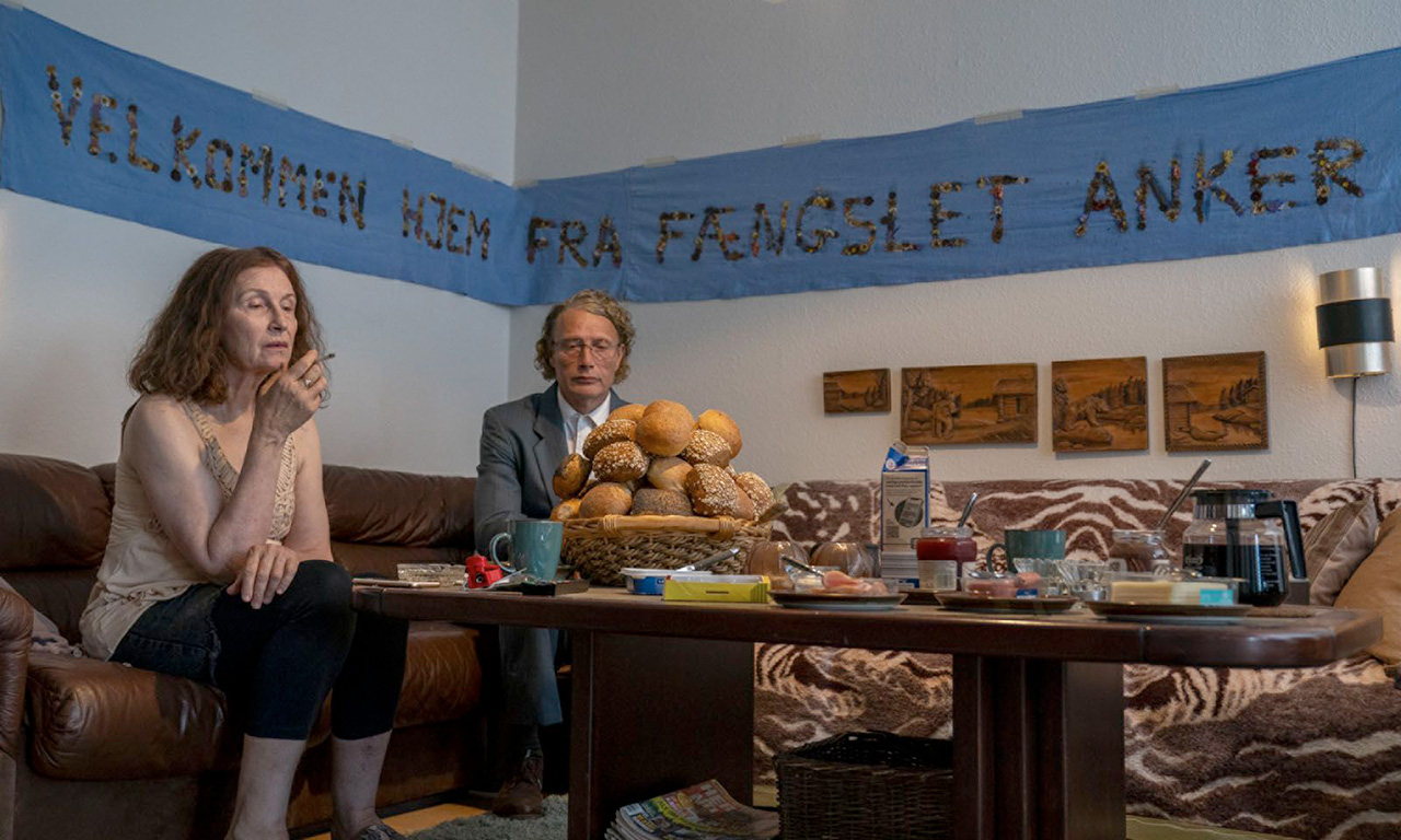 Mads Mikkelsen, Bodil Jorgensen dans The last Viking