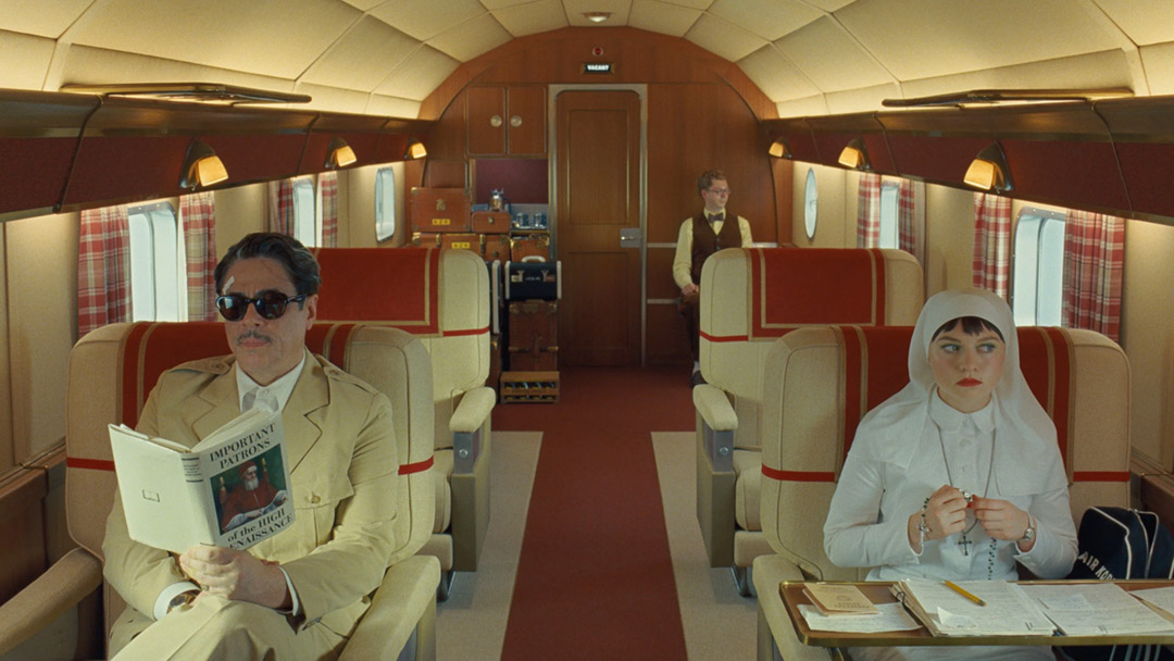 Benicio Del Toro, Michael Cera, Mia Threapleton dans The Phoenician Scheme