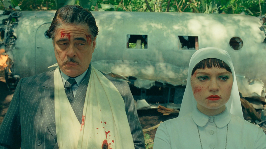 Benicio Del Toro, Mia Threapleton dans The Phoenician Scheme