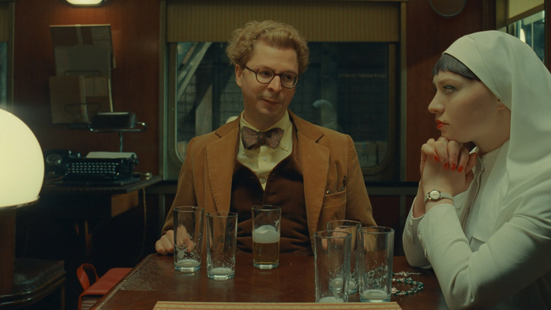 Michael Cera, Mia Threapleton dans The Phoenician Scheme