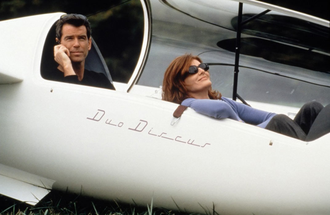 Pierce Brosnan, Rene Russo dans Thomas Crown