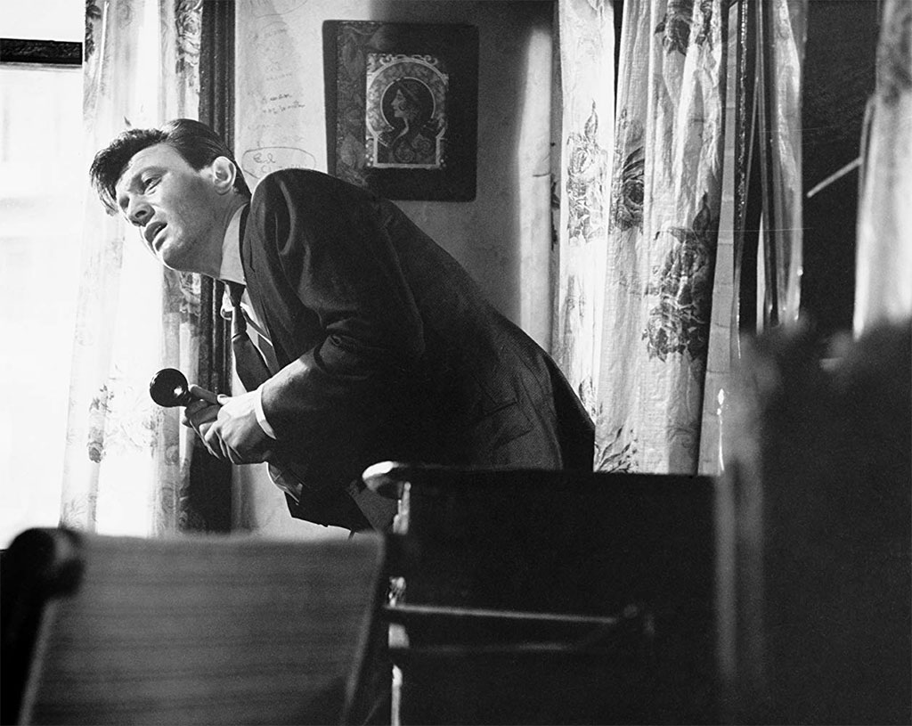 Laurence Harvey dans Un Crime dans la tête