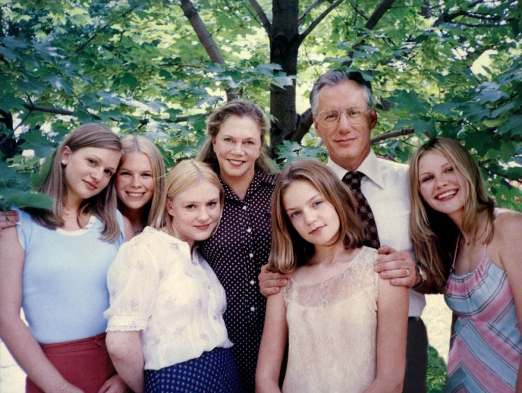 Kirsten DunstKirsten Dunst, A. J. Cook, Hanna R. Hall, Leslie Hayman, Chelse Swain dans Virgin suicides